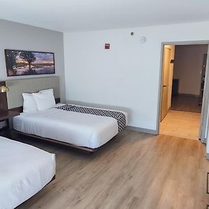 Deluxe  Queen Suite Mobility accessible